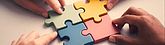 vier_Puzzelteile_Haende_Farben_bearbeitet_-_schmal